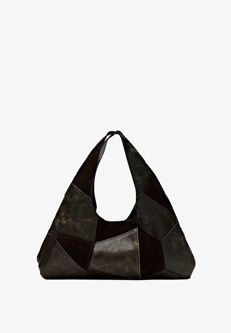 Sac hobo en cuir de teintes foncées, présentant un design patchwork asymétrique et une large sangle d'épaule arrondie.