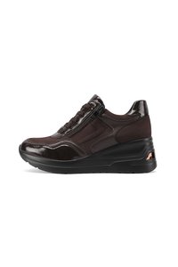 Sneakers marroni scuri con un mix di materiali lisci e testurizzati, dotati di una zip laterale e di una suola con zeppa sollevata e finiture metalliche.