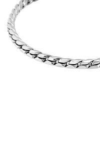 Srebrny metalowy naszyjnik z ogniwami ogniwami, charakteryzujący się polerowanym wykończeniem, prezentujący gładką teksturę i symetryczny wzór.