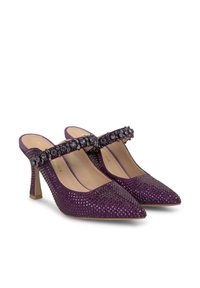 Fioletowe, wąskie czółenka typu slingback z ostrym noskiem, z teksturowanym wzorem, zdobionym paskiem i 3-calowym blokowym obcasem. Wykonane z materiałów syntetycznych.