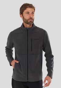 Grijze fleecejas met hoge kraag, volledige rits en ritszak op de borst. Heeft zijzakken en een gladde textuur. Logo op de borst.