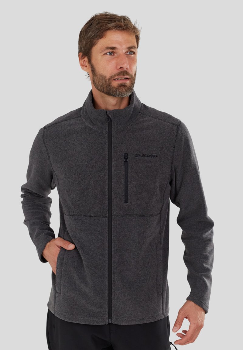 Szary polarowy jacket z wysokim kołnierzem, pełnym zamkiem i kieszonką na piersi na zamek. Posiada boczne kieszenie i gładką teksturę. Logo na piersi.