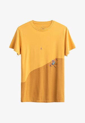 Gele katoenen t-shirt met een ronde hals, voorzien van een geborduurd ontwerp van een vogel en een persoon die bij kegels zit aan de onderkant.