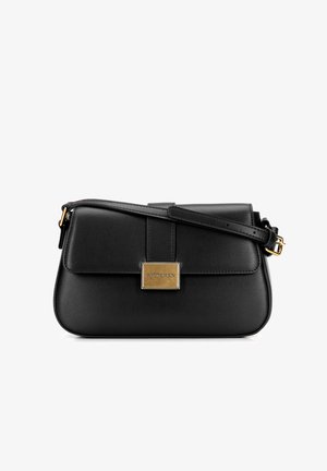 Zwarte leren crossbody tas met een plat ontwerp, gouden hardware, een voorklep en een gemetalliseerd merkteken. Verstelbare schouderband voor veelzijdigheid.