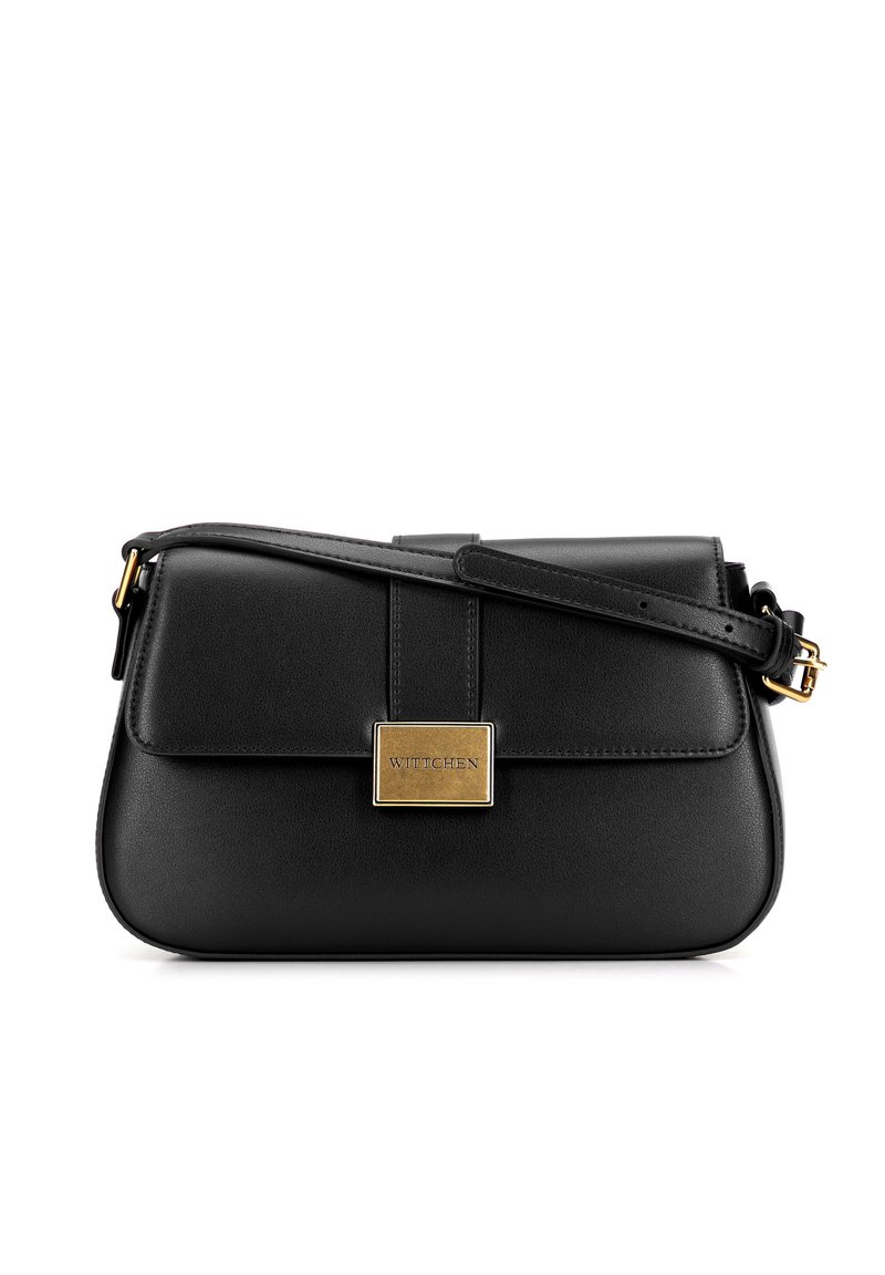 Borsa a tracolla in pelle nera con design piatto, hardware dorato, patta frontale e un accento metallico con marchio. Fascetta regolabile per una maggiore versatilità.