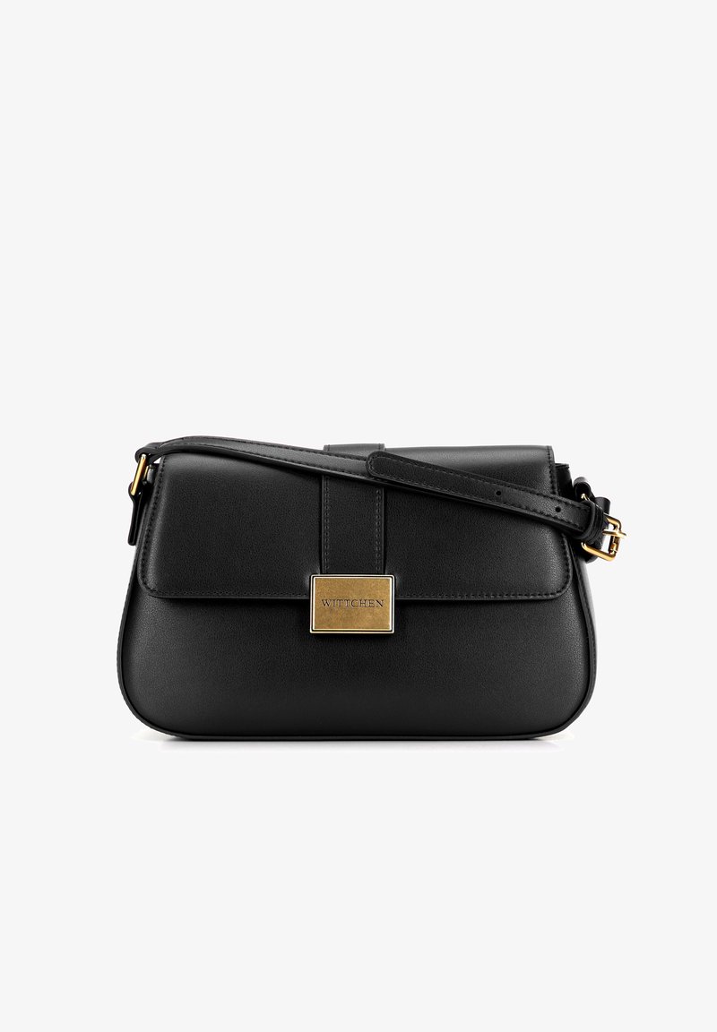 Borsa a tracolla in pelle nera con design piatto, hardware dorato, patta frontale e un accento metallico con marchio. Fascetta regolabile per una maggiore versatilità.