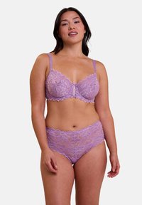 Set di reggiseno in pizzo lilla e mutandine a vita alta con motivi floreali, bordi scallopati e trame delicate, con chiusura frontale.