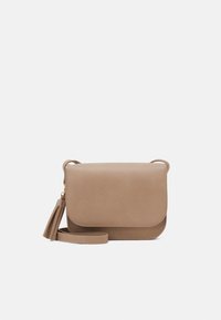 Hnědá crossbody taška z umělé kůže s klopou, nastavitelným popruhem a dekorativním třásním. Hladká textura a minimalistický design.