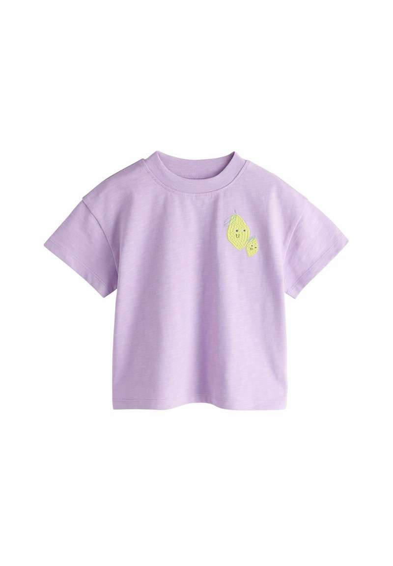 Fliederfarbenes kurzärmeliges T-Shirt aus Baumwolle mit einem gestickten gelben Zitronendesign auf der linken Brustseite. Lässig und weich im Griff.