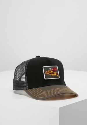 Casquette trucker en mesh noir avec une visière incurvée marron et un écusson tranche de pizza avec l'inscription "PIZZA" en lettres rouges, blanches et vertes sur le panneau avant.