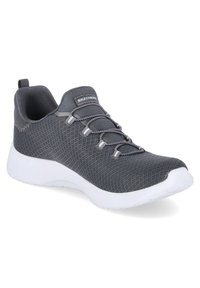Graue Netzsportschuhe mit einer weißen Gummisohle, ausgestattet mit elastischen Schnürsenkeln und einem gepolsterten Kragen für zusätzlichen Komfort. Markenlogo auf der Zunge sichtbar.