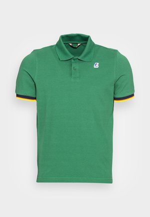 Polo vert à manches courtes avec deux boutons, col côtelé et poignets de manches rayés bleu marine et jaune, avec un petit logo sur la poitrine.