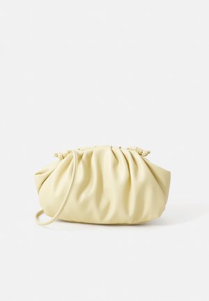 Weiche, hellgelbe Lederclutch mit gerafftem oberen Rand und dünnem Riemen, dargestellt vor schlichtem weißem Hintergrund.