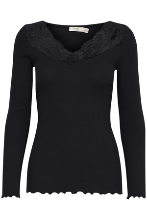 Persona bionda che indossa un top nero a maniche lunghe con scollo a V decorato con rifiniture in pizzo floreale.