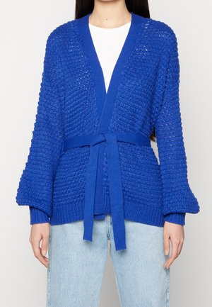 Gilet en tricot bleu avec un motif texturé, design à l'avant ouvert, manches amples et une ceinture assortie nouée à la taille.
