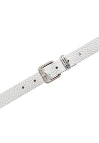 Ceinture en cuir texturé blanc avec une boucle carrée en métal argenté et trois passants en argent, présentée en diagonale sur un fond blanc.