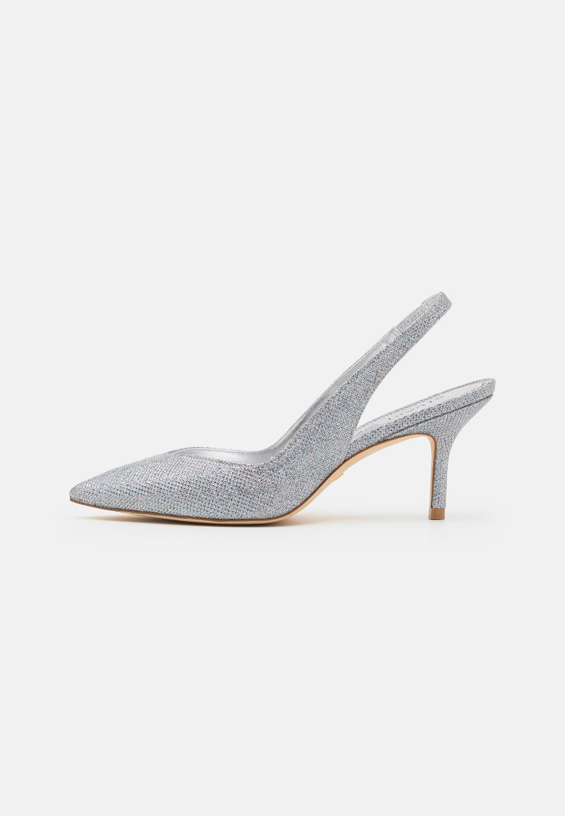 Zapato de tacón slingback plateado con punta afilada, adornado con un material texturizado que presenta destellos brillantes. Tacón delgado y diseño de espalda abierta.