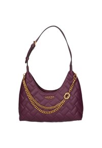 Fioletowa torebka pikowana z złotym akcentem łańcucha. Posiada zakrzywiony kształt i pojedynczy pasek, oznakowana "GUESS EST. 1981."