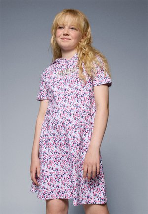 Short-sleeved dress in light pink cotton with a floral pattern in blue and red, featuring a gathered waist and a logo on the chest.