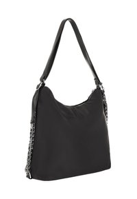 Zwarte schoudertas van glad materiaal, met een enkele riem en een kettingaccent aan de zijkant. Ritssluiting aan de bovenkant.