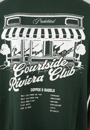 Ilustración de la fachada de una cafetería con "Courtside Riviera Club" y un menú que enumera varias opciones de café y bagels.