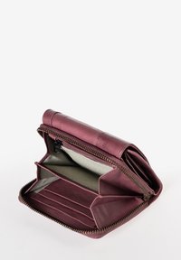 Portafoglio in pelle bordeaux con chiusura a zip, dotato di due scomparti, slot per carte e una fodera in tessuto a righe all'interno.