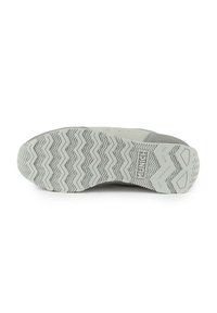 Semelle de chaussure avec un motif en zigzag texturé en caoutchouc gris clair. Comprend un logo en relief et un profil détaillé pour l'adhérence.