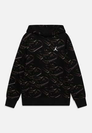 Sudadera negra con un patrón texturizado que presenta letras en relieve de color oscuro y un logo blanco. Tiene un bolsillo tipo canguro y puños de canalé.