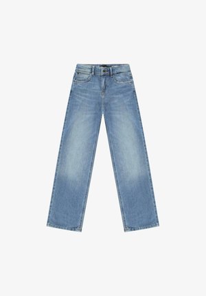 Lichtblauwe denim jeans met rechte pijpen, voorzakken, riemlussen en knoopsluiting, plat gelegd op een witte achtergrond.