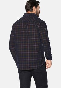 Langärmeliges Karohemd in Marine- und Grüntönen, mit Button-Down-Kragen, Brusttasche und abgerundetem Saum. Hergestellt aus gewebtem Stoff.