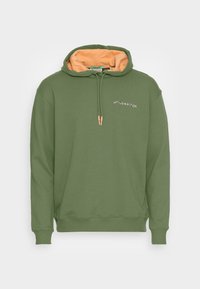 Zelená mikina s broskvovou podšívkou, šňůrkami na stažení, žebrovanými manžetami a vícebarevným nápisem "Scotch & Soda" na hrudi.