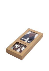 Marine suspender met bruine leren accenten en zilveren clips, gepresenteerd in een transparante verpakking met een kraftpapierdoos.
