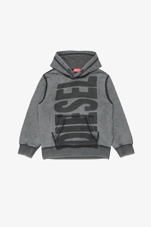 Pelēks kapucis, izgatavots no kokvilnas maisījuma, ar izteiktu melnu logo priekšpusē, kenguru kabatu un kapuci ar auklu, kam ir kontrastējoša šuvīga.