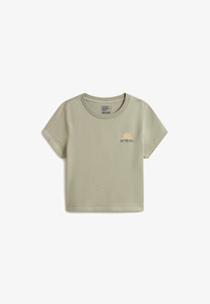 T-shirt Vans manches courtes vert olive clair avec petit graphique de lever de soleil et texte "Off The Wall" sur la poitrine.