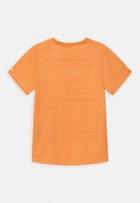 Nike Performance MILER UNISEX - T-shirt desportiva - orange trance