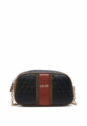 Bolso bandolera negro con textura, con rayas verticales marrones y rojas, y correa de cadena dorada, con el logo "LIU JO" en relieve en el centro frontal.