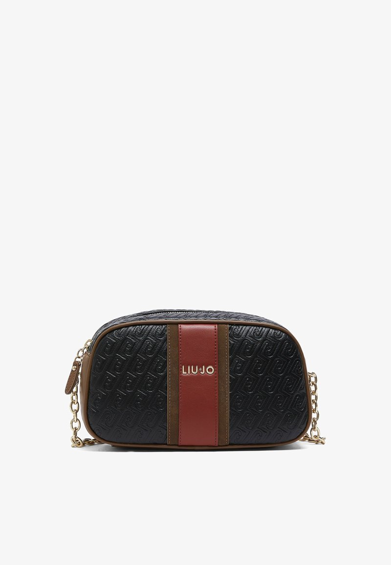 Μαύρη τσάντα crossbody με υφή, καφέ και κόκκινες κάθετες ρίγες και χρυσό αλυσίδα ιμάντα, με ανάγλυφο λογότυπο "LIU JO" στο κέντρο μπροστά.