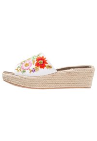 Sandale espadrille compensée blanche avec une broderie florale colorée sur la tige, une semelle en jute tressé et un design à bout ouvert arrondi.