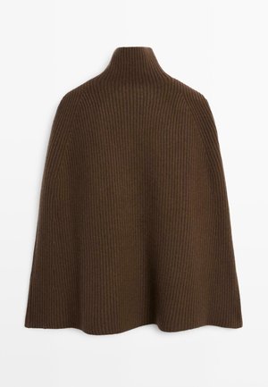 Cape en tricot côtelé marron avec un col haut et une silhouette fluide, conçu sans fermetures, mettant en avant une surface texturée.