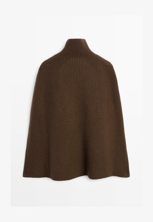 Cape en tricot côtelé marron avec un col haut et une silhouette fluide, conçu sans fermetures, mettant en avant une surface texturée.