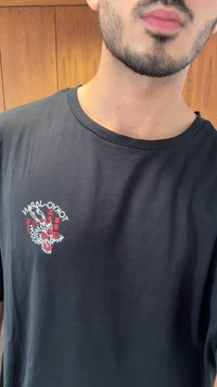 Černé bavlněné tričko s grafickým motivem červeného a bílého draka a textem „Tokyo-Japan“ na levém prsu. Krátké rukávy, design s kulatým výstřihem.