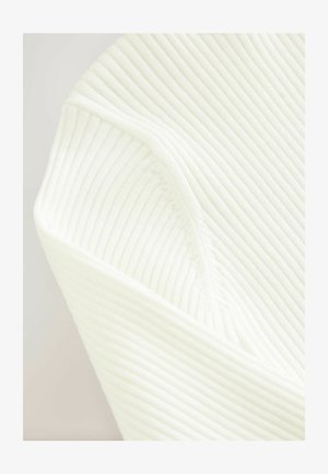 Fehér bordázott szövet finom függőleges csíkokkal, amely puha textúrával rendelkezik. Az anyag rugalmasnak és könnyűnek tűnik, ideális kényelmes viselethez.