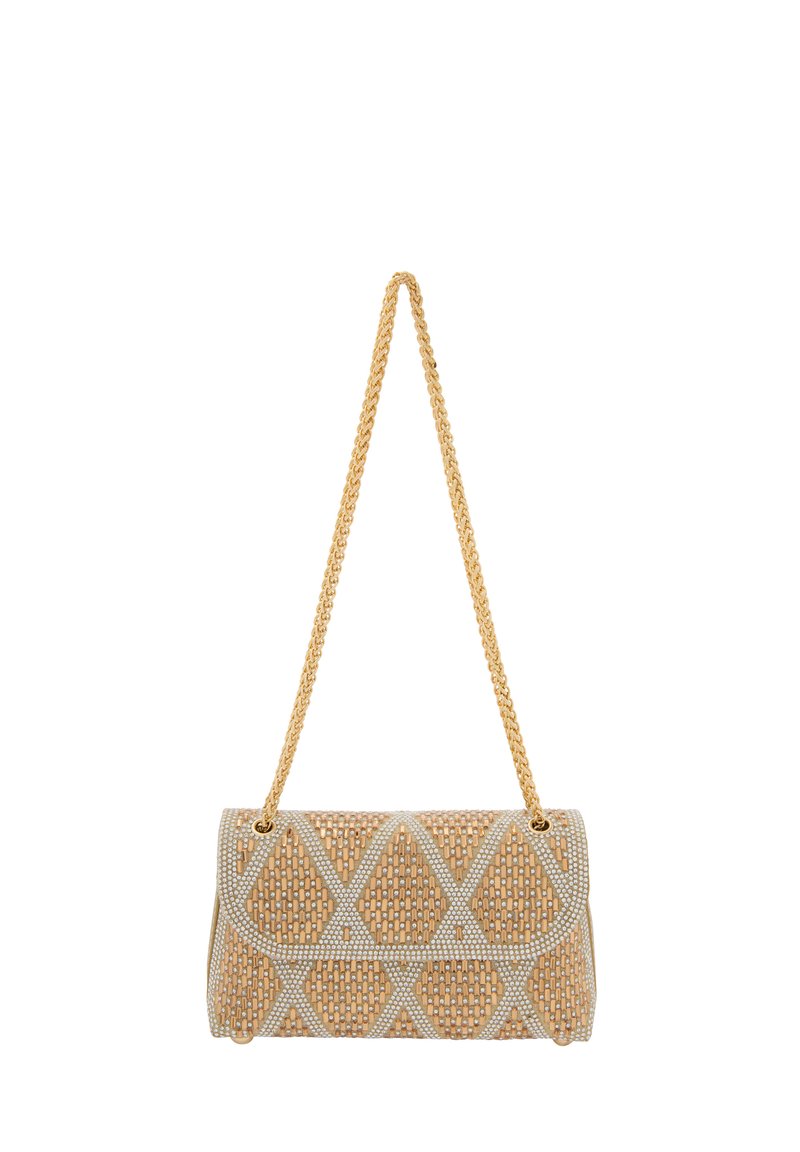 Beaded handtas met een geometrisch patroon in beige en goud, voorzien van een geweven ontwerp, gouden schakelriem en een sluiting met klips.