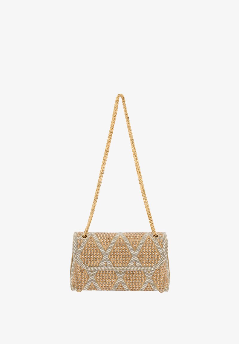 Beaded handtas met een geometrisch patroon in beige en goud, voorzien van een geweven ontwerp, gouden schakelriem en een sluiting met klips.