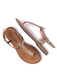 Metalen bronzen platte sandalen met een gepolsterde bruine binnenzool, verstelbare enkelband en T-band ontwerp met gestikte details.