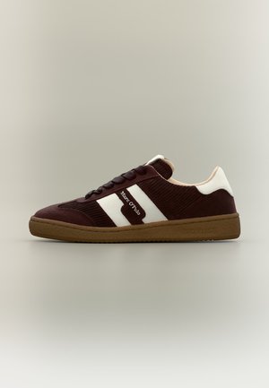Sneaker bassa color bordeaux con strisce laterali bianche, logo "Marc O'Polo", suola marrone e accento bianco sul tallone.