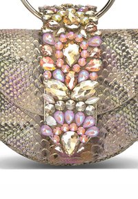 Clutch en estampado de serpiente texturizado e iridiscente con un adorno de joyas de varias piedras preciosas cortadas en tonos de rosa, claras y con acentos dorados.