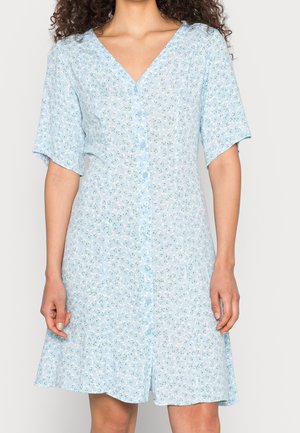 Robe boutonnée bleu clair avec motif floral, manches courtes et décolleté en V. Fabriquée en tissu léger avec un bas évasé.