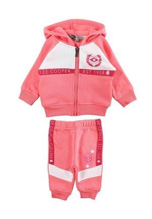 Ensemble de jogging en coton rose comprenant une veste à capuche zippée avec des accents blancs et un pantalon assorti à taille élastique avec des détails de logo.