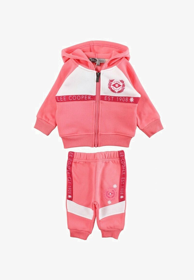 Ensemble de jogging en coton rose comprenant une veste à capuche zippée avec des accents blancs et un pantalon assorti à taille élastique avec des détails de logo.